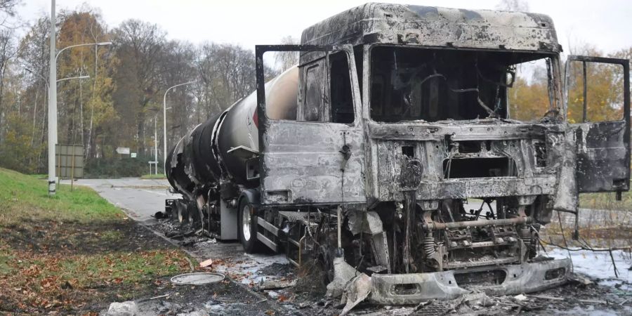 Ein ausgebrannter Lastwagen, der in der Nacht in Brand gesteckt wurde, ist nach einem Protest der «Gelbe Westen» auf der Strasse zu sehen.