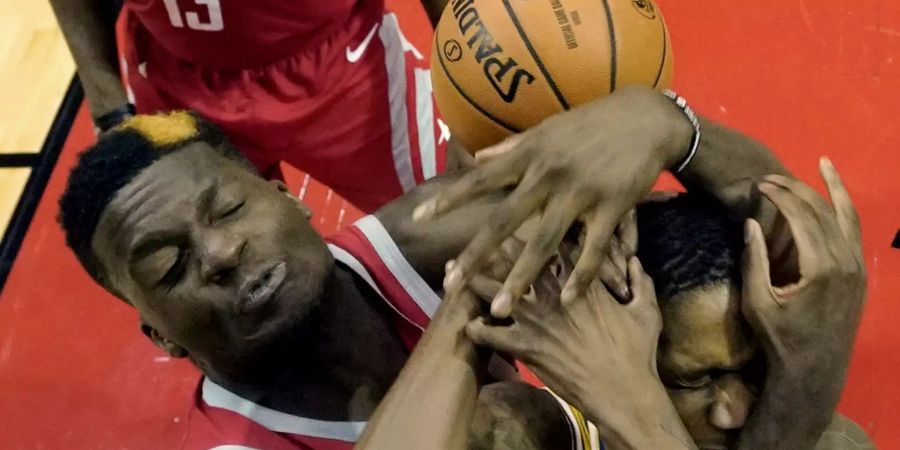 Clint Capela setzt sich mit vollem Einsatz gegen einen Gegner der Golden State Warriors durch.