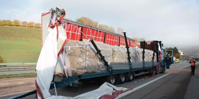 Der beschädigte LKW steht auf der Autobahn.