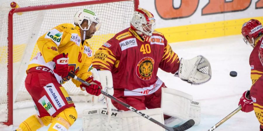 Biels Robbie Earl gegen Tigers-Goalie Damiano Ciaccio.