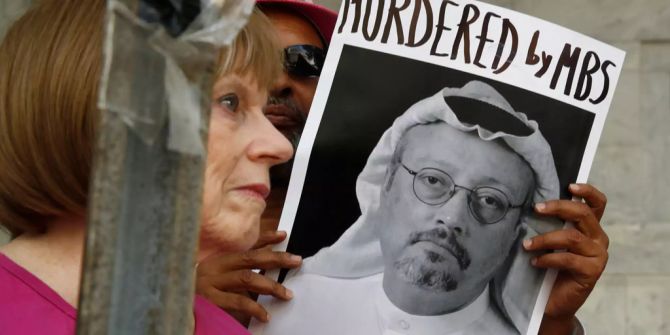 Eine Frau trauert um Jamal Khashoggi.