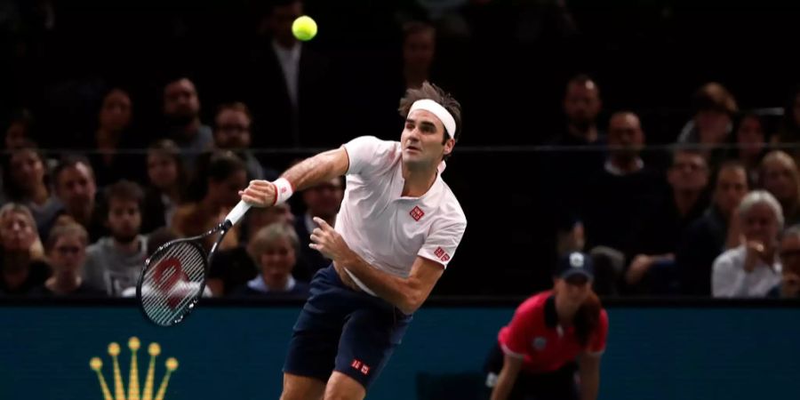 Roger Federer schlägt einen Service gegen Novak Djokovic.