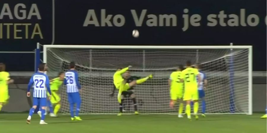 Bruno Petkovic (Mitte, Dinamo Zagreb) versenkt einen wunderschönen Fallrückzieher im Tor von Lokomotiva Zagreb.