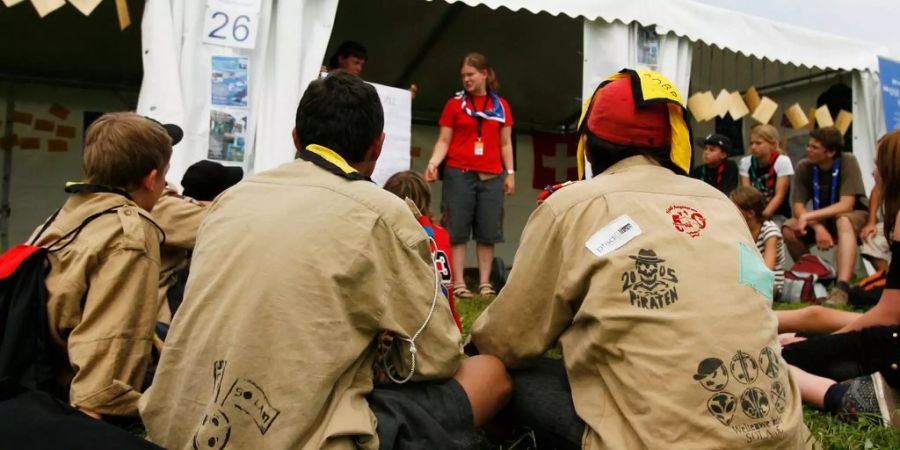 Pfadfinder hören sich einen Vortrag an, im Rahmen der «Contura 08», dem Bundeslager der Pfadibewegung Schweiz.