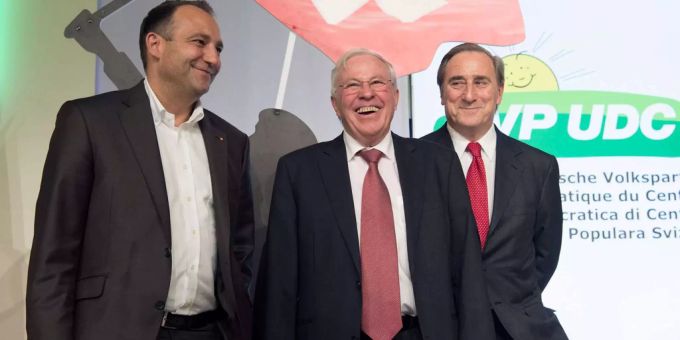 Frey sitzt unter anderem mit Christoph Blocher (M.) im Parteileitungsausschuss der SVP Schweiz. Frey sitzt unter anderem mit Christoph Blocher (M.) im Parteileitungsausschuss der SVP Schweiz.
