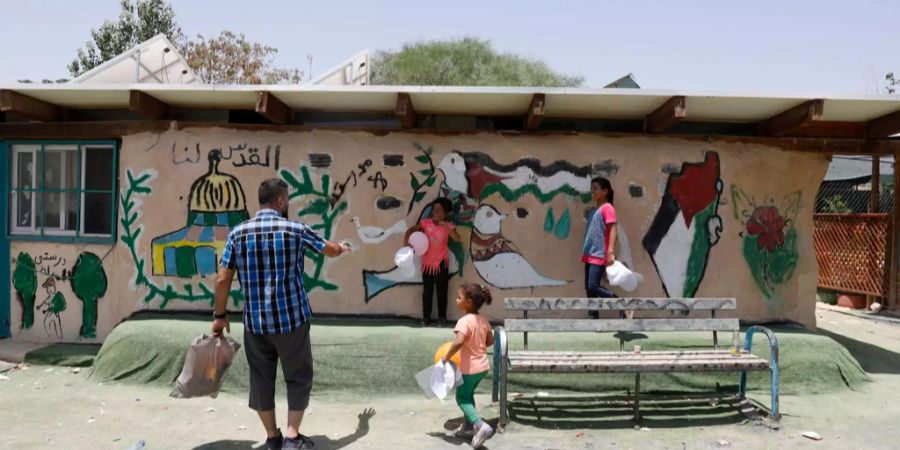 Eine Familie steht vor einer Schule in Khan al-Ahmar, einem Dorf zwischen Jerusalem und Jericho.