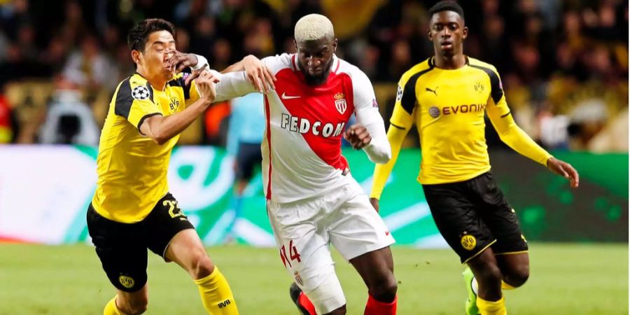 Mittelfeldspieler Tiémoué Bakayoko (m.), 2017 noch für den AS Monaco, im Spiel gegen Shinji Kagawa (l.) und Ousmane Dembele (r.) von Borussia Dortmund im Stade Louis II in Monaco.