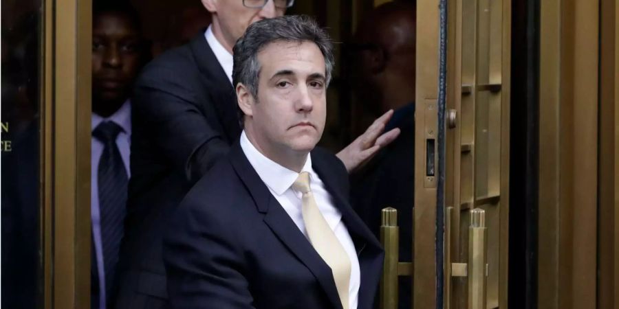 Donald Trumps persönlicher Ex-Anwalt, Michael Cohen, verlässt das Bundesgericht in New York.