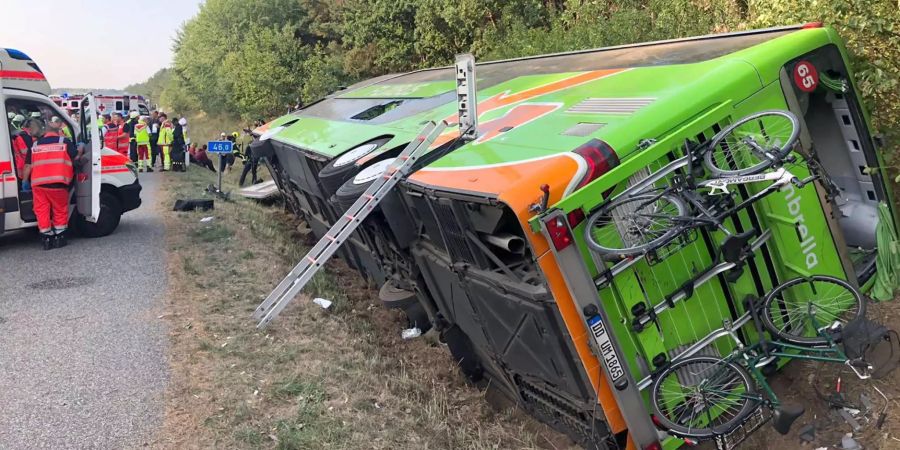 Ein Flixbus liegt auf der A19 Rostock-Berlin im Graben. Der Fernbus sei aus ungeklaerter Ursache nach rechts von der Fahrbahn abgekommen und in den Graben geraten, teilte die Polizei mit. Dort kippte er zur Seite. Zahlreiche Menschen wurden verletzt.