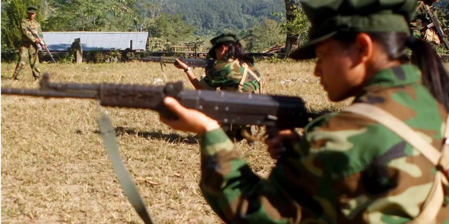 In Myanmar wurden 13 Polizisten von Rebellen getötet.