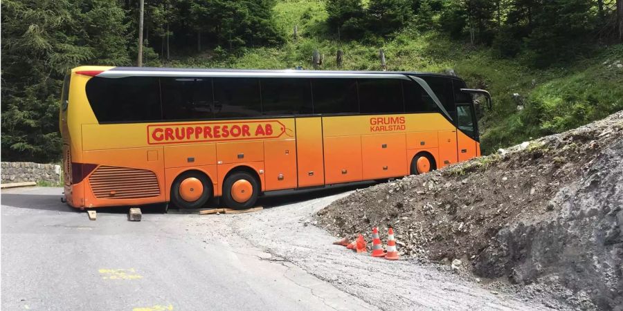 Der Reisecar blieb im einer Kehre stecken und blockierte die ganze Passstrasse.