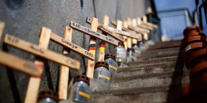 Holzkreuze für die 21 Opfer der Loveparade sind an einer Treppe der Gedenkstätte für die Loveparadeopfer zu sehen. Loveparade Duisburg