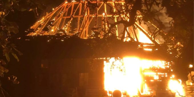 Als die Einsatzkräfte am Schadenplatz eintrafen, stand das Gebäude bereits in Vollbrand. Als die Einsatzkräfte am Schadenplatz eintrafen, stand das Gebäude bereits in Vollbrand.