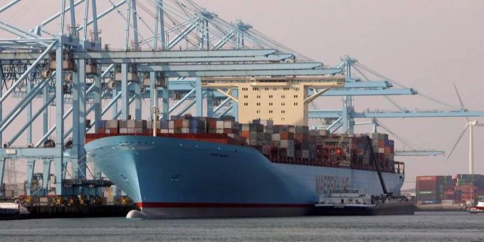 Ein Schiff im Hafen von Rotterdam. rotterdam