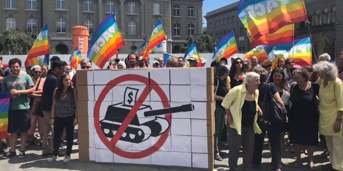 Sprayer-Grosi weint - Kriegsgeschäfte-Initiative ist eingereicht