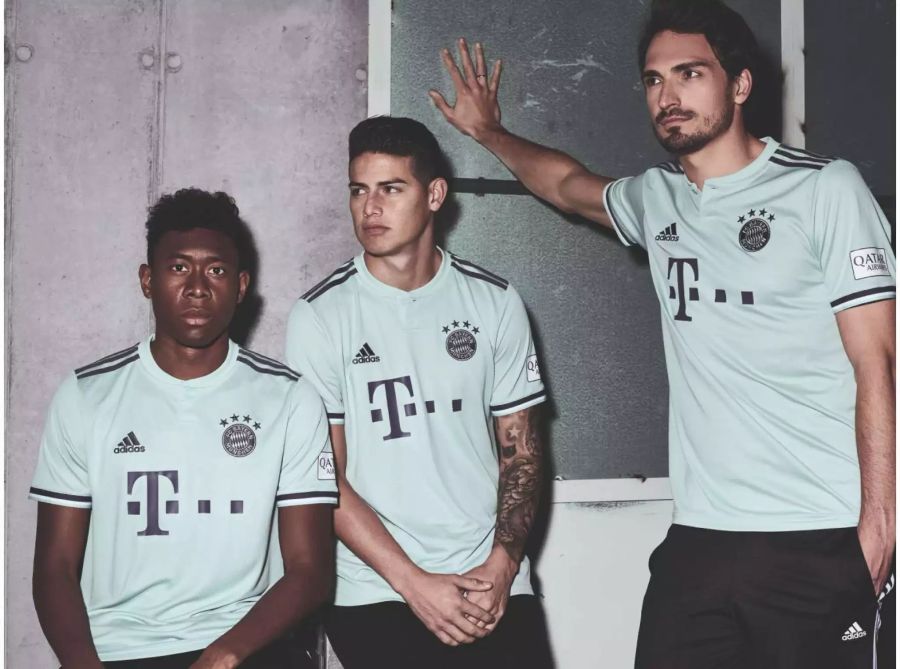 David Alaba, James Rodriguez und Mats Hummels posen im neuen Auswärtsdress der Bayern.