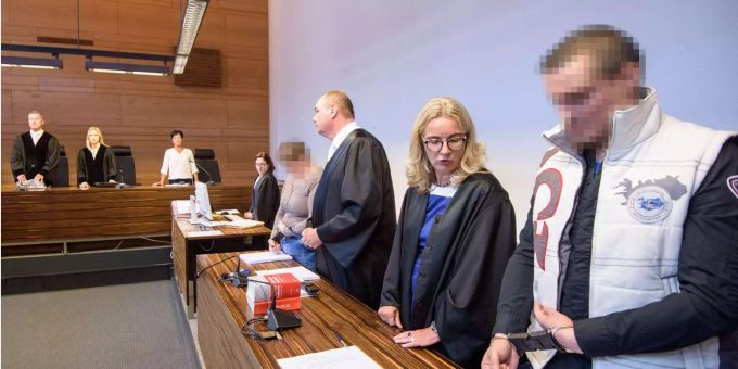 Der 39-jährige Partner muss für dreizehneinhalb Jahre ins Gefängnis, die Mutter des Kindes vierzehneinhalb Jahre. Der 39-jährige Partner muss für dreizehneinhalb Jahre ins Gefängnis, die Mutter des Kindes vierzehneinhalb Jahre.
