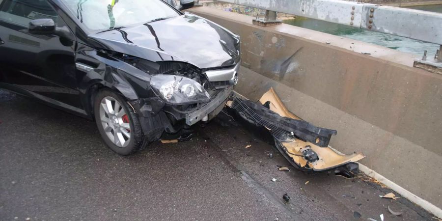 Verunfalltes schwarzes auf A4 - Keystone