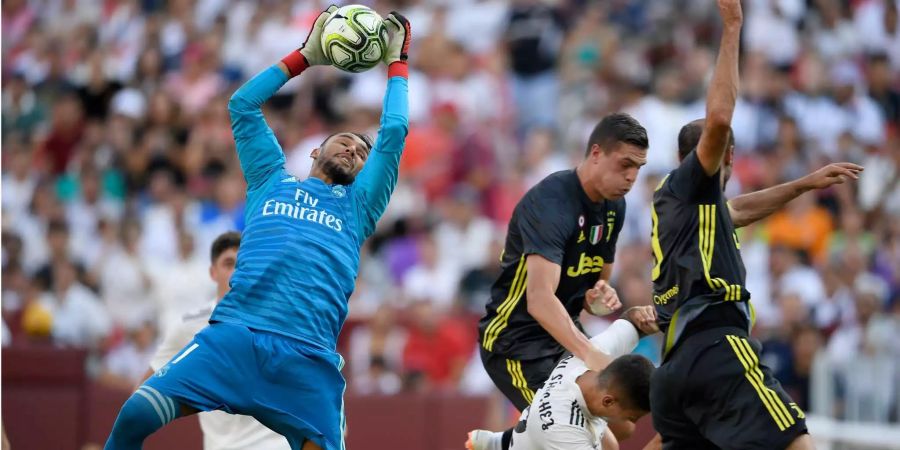 Real Madrid Torhüter Keylor Navas in Aktion gegen Juventus Turin.