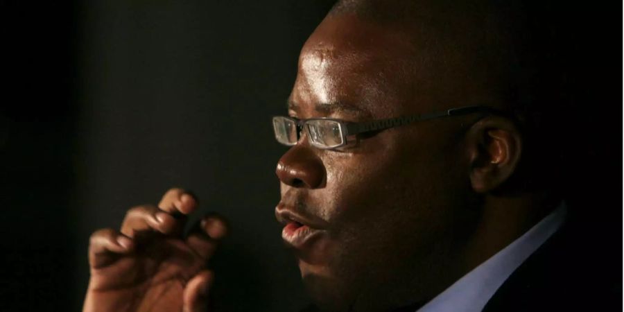 Tendai Biti, ein Oppositionspolitiker in Simbabwe, spricht während einer Pressekonferenz in Johannesburg.