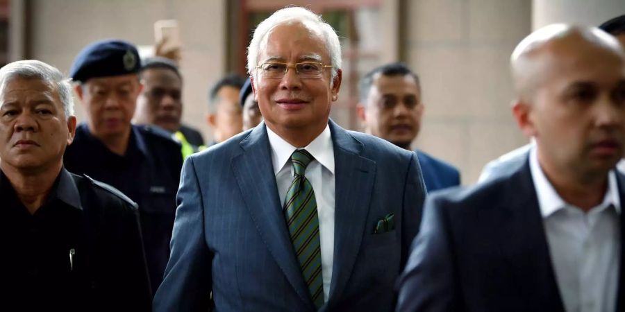 Najib Razak (M), ehemaliger Premierminister von Malaysia, steht vor Gericht.