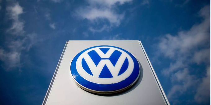 Eine Säule mit dem VW-Logo. (Symbolbild) software VW