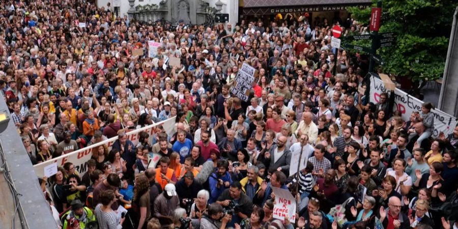 In Brüssel haben am Mittwoch rund 2500 Menschen gegen die Flüchtlingspolitik der belgischen Regierung demonstriert.