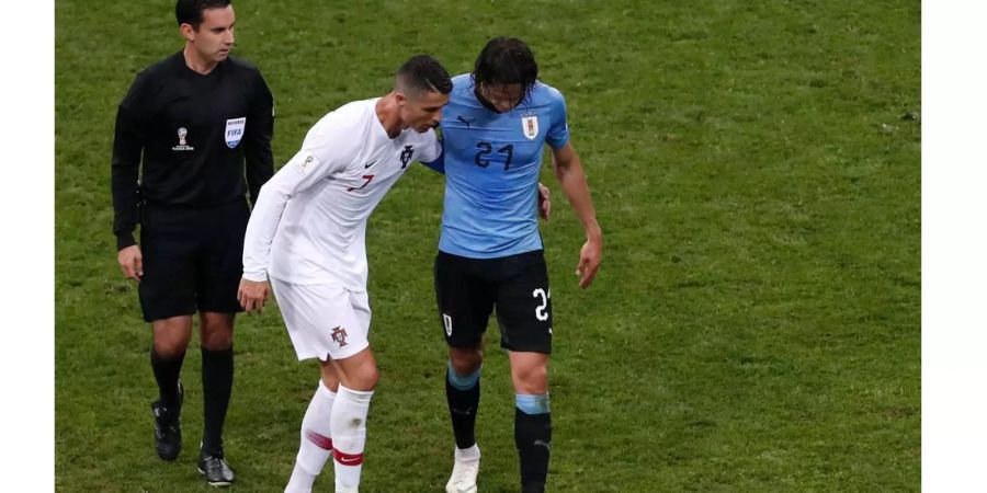 Faire Geste - Cristiano Ronaldo hilft Edinson Cavani vom Platz