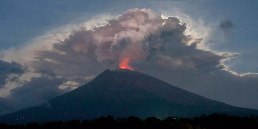 Der Mount Agung Vulkan spuckt Rauch, Asche und Lava.