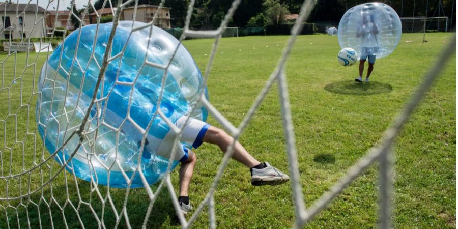 Die  Jungwacht Blauring Würenlos (Jubla) organisiert ein Turnier im Bubble-Fussball (Symbolbild).