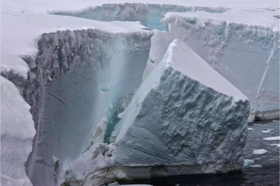 An der antarktischen Küste zerbricht Schelfeis. Und mit ihm der Schutzschild für die Gletscher im Landesinneren. Bild: Ian Phillips, Australian Antarctic Division