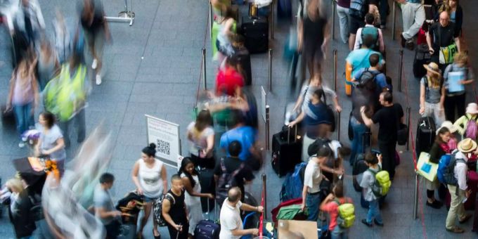 Aufgrund der vielschichtigen Corona-Kontrollen stauen sich auch am Flughafen Zürich die Passagiere. (Archivbild) flughafen zh