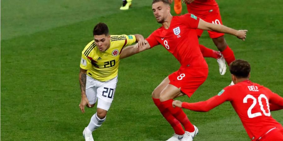 Viel Kampf: Juan Quintero bekommt es mit Jordan Henderson und Dele Alli zu tun