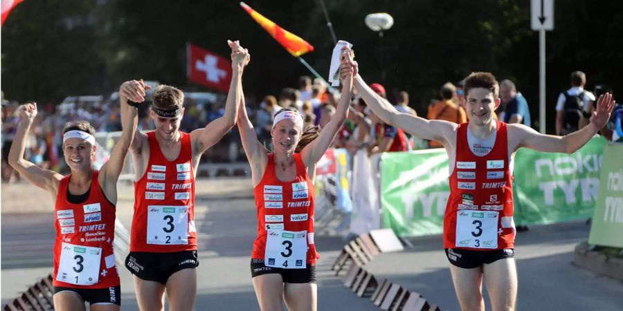 Team Schweiz mit Elena Roos, Florian Howald, Judith Wyder und Fabian Hertner (von Links nach Rechts) gewinnt Silber in der Sprint-Staffel an den Orientierungslauf Weltmeisterschaften in Riga, Lettland.