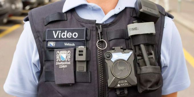 Ein 65-jähriger Mann hat einen 60-Jährigen angeschossen und ihn schwer verletzt. Ein 65-jähriger Mann hat einen 60-Jährigen angeschossen und ihn schwer verletzt.