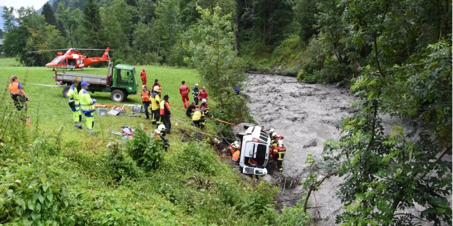 Durch das vorangegangene Gewitter verwandelte sich die Seez in einen reissenden Fluss, was die Bergung vor Ort erheblich erschwerte.