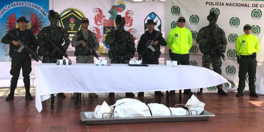 Soldaten stehen mit ihren Waffen hinter der Leiche des einflussreichen Anführers der linken Guerillaorganisation ELN, Jacobo Acuña