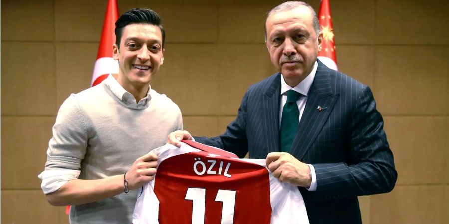 Recep Tayyip Erdogan, Staatspräsident der Türkei, hält zusammen mit Mesut Özil, ehemaliger deutscher Fussball-Nationalspieler, ein Trikot von Özil.