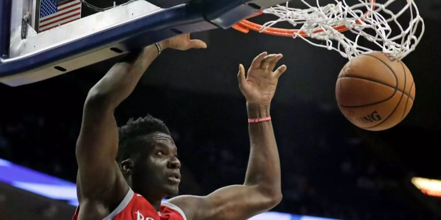 Der Schweizer Clint Capela spielt für die Houston Rockets und bekommt mit Carmelo Anthony einen neuen hochkarätigen Teamkameraden.