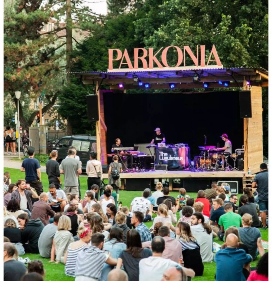 Besucher lauschen einem Konzert im Rahmen des Parkonias.