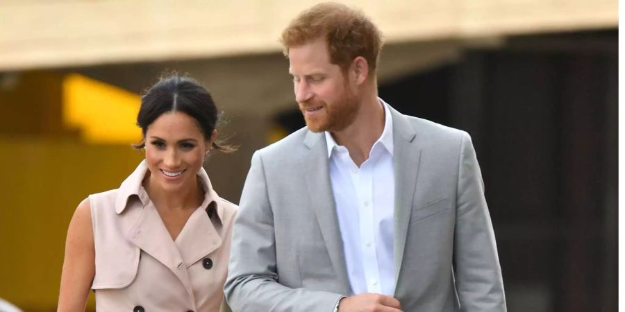 Prinz Harry unterstützt seine Frau Meghan bei ihrer Kleiderwahl.