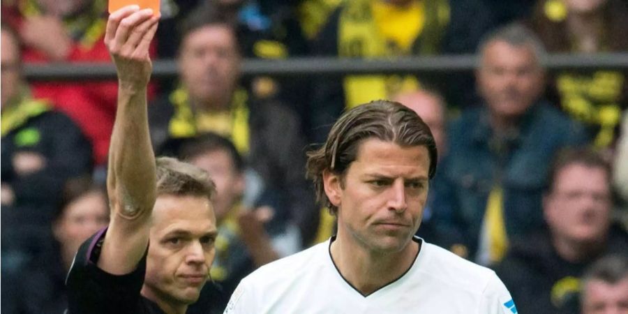 Jochen Drees (l.) zeigt Roman Weidenfeller die rote Karte.