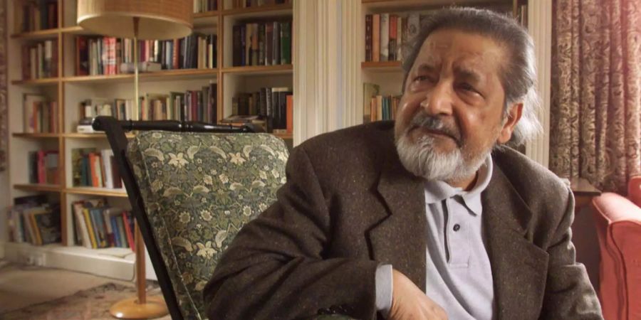 V. S. Naipaul in seinem Arbeitszimmer bei sich Zuhause in Salisbury (GB).