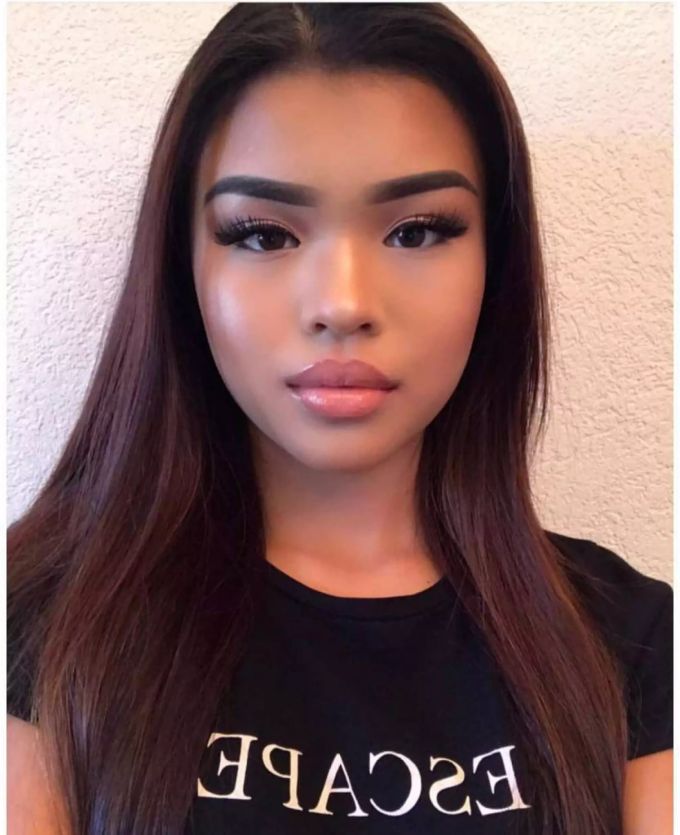 Thana stammt aus Thailand und lebt in der Schweiz. Thana stammt aus Thailand und lebt in der Schweiz.