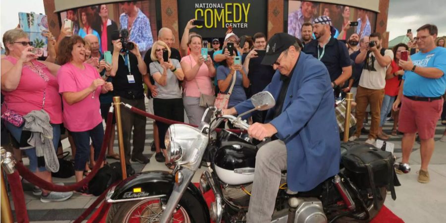 Der Komiker Dan Aykroyd parkt seine Harley Davidson vor dem National Comedy Center in Jamestown New York.