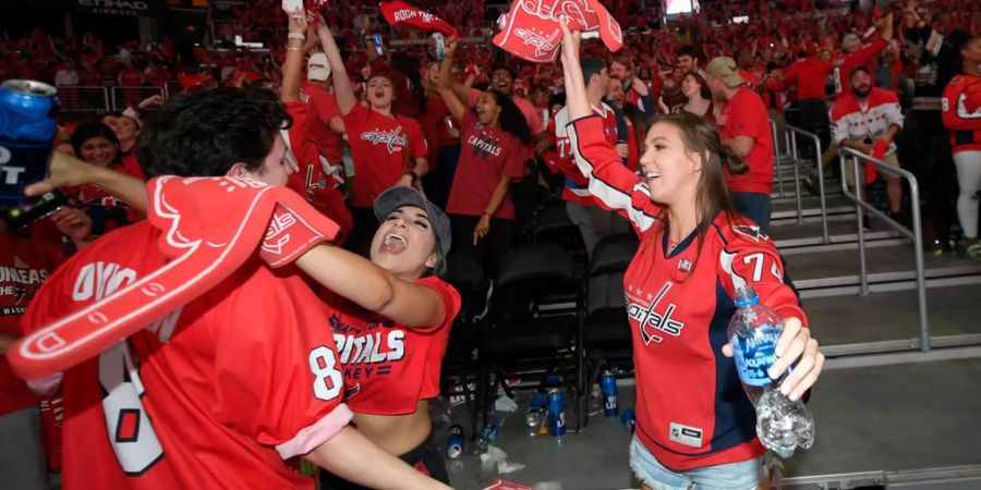 Die Fans der Washington Capitals freuen sich über den ersten Gewinn der NHL seit der Gründung des Teams vor 44 Jahren.