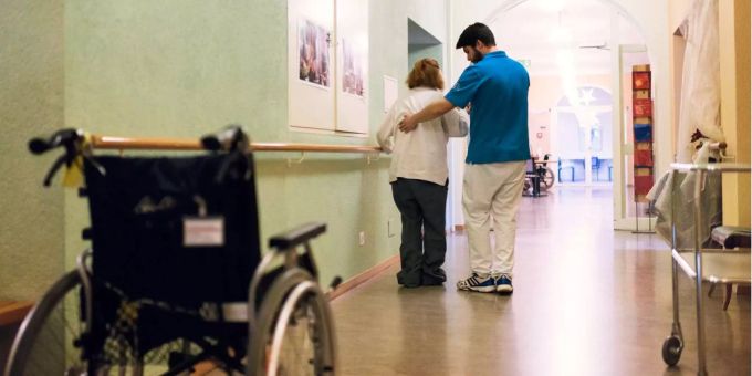 Mit dem Bürgerdienst soll beispielsweise das Pflegepersonal entlastet werden. Pflegepersonal Bürgerdienst