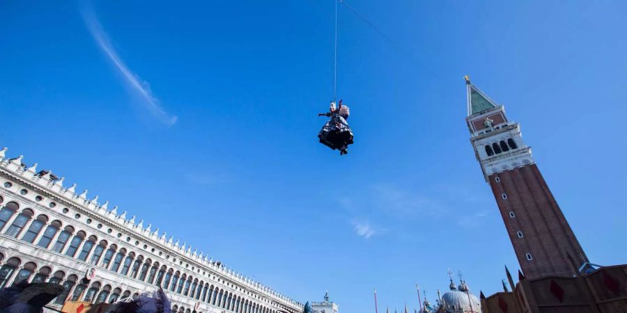 Mit dem traditionellen «Volo dell'Angelo» (Engelsflug) ist der Karneval in Venedig offiziell eröffnet worden.