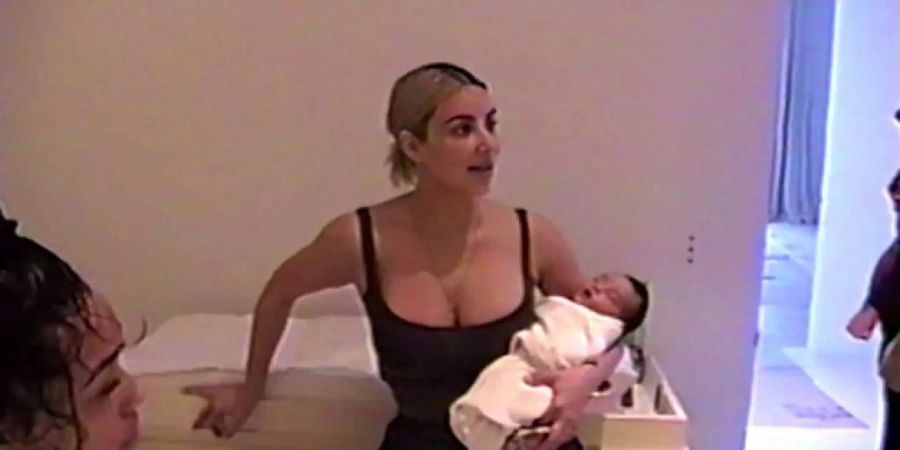 Kims Schwester Kylie Jenner postete vor ein paar Wochen schon ein Video von Kim und Chicago.