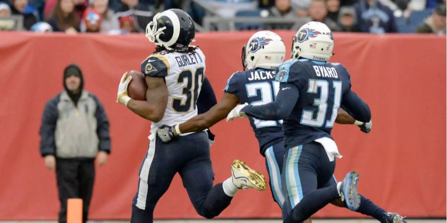 Die Tennessee Titans scheinen kurz vor der Ziellinie noch zu scheitern. Nach den Niederlagen gegen die 49ers und die Arizona Cardinals verlieren sie auch das Duell gegen die Los Angeles Rams mit 23:27. Um sich das Playoff-Ticket zu sichern, benötigen sie nun gegen Jacksonville einen Sieg. Mit den Leistungen aus den letzten zwei Wochen wird das ein unmögliches Unterfangen.